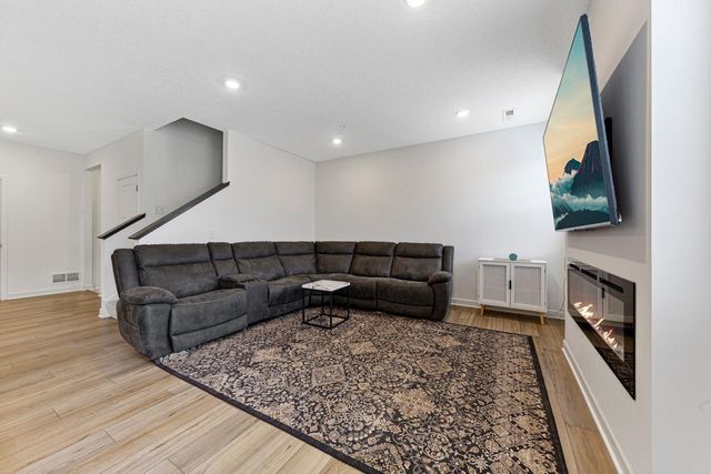 2006 Tyrone Drive, Shakopee, MN 55379