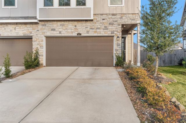 677 Royal Arch Drive, Conroe, TX 77304