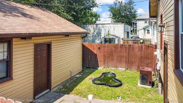 1449 Wayburn Street, Grosse Pointe, MI 48230