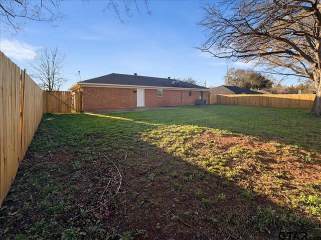 897 Christopher Dr, Whitehouse, TX 75791