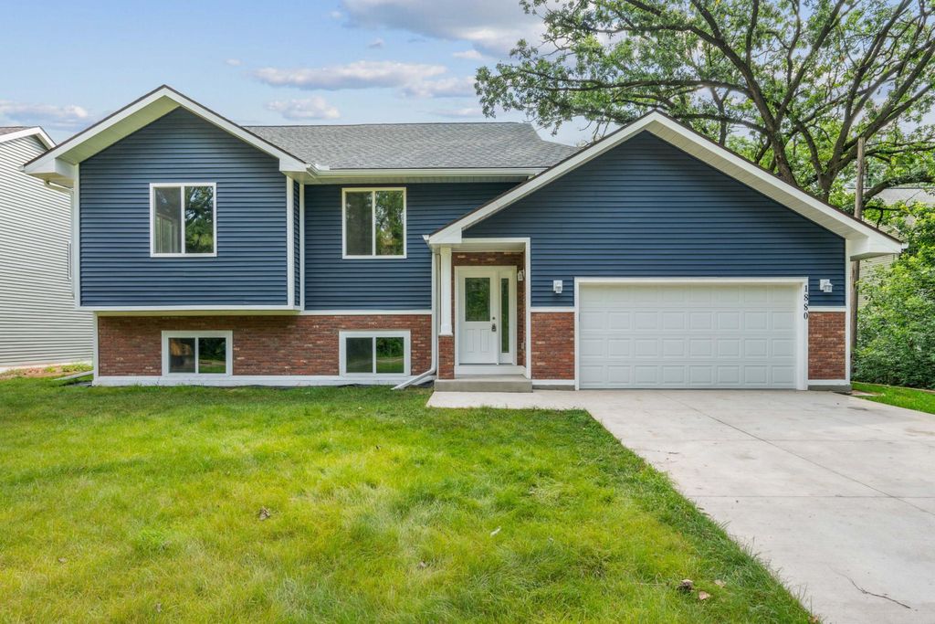 1880 Desoto Street N, Maplewood, MN 55117