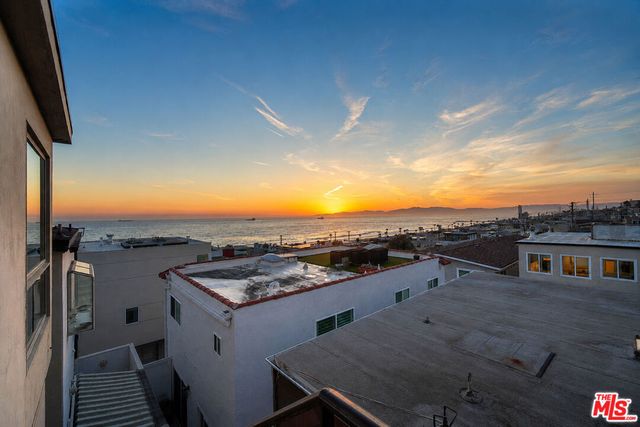 221 36th Street, Manhattan Beach, CA 90266