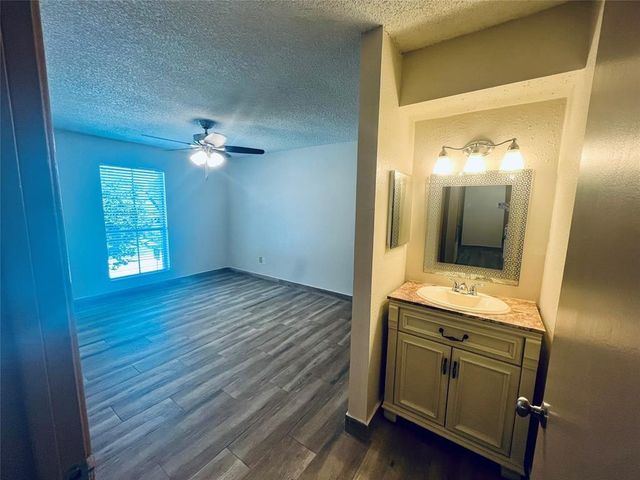 1516 Bay Area Boulevard 14, Houston, TX 77058