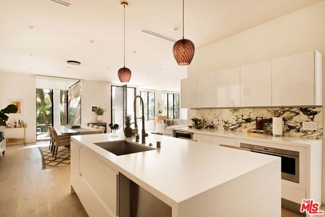 157 S Lucerne Boulevard, Los Angeles, CA 90004