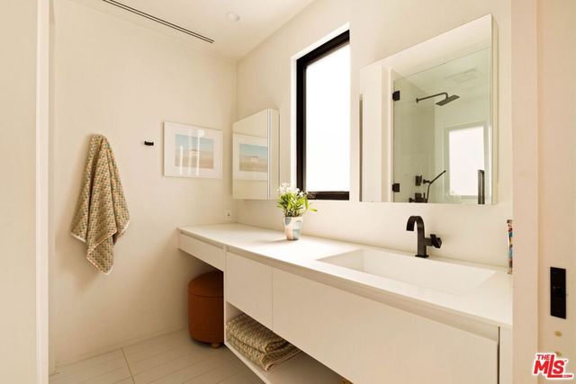 157 S Lucerne Boulevard, Los Angeles, CA 90004