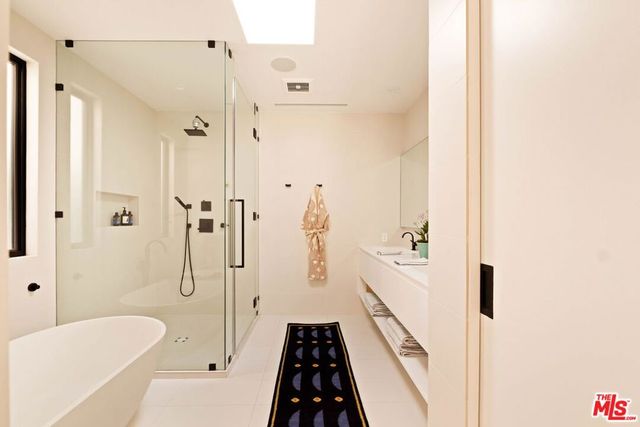 157 S Lucerne Boulevard, Los Angeles, CA 90004