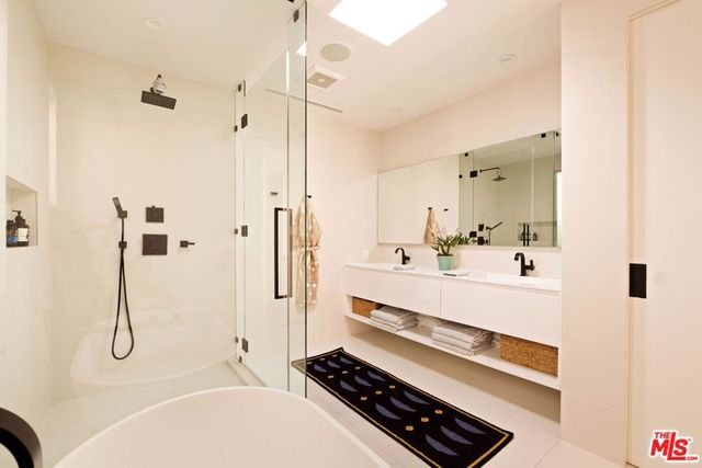 157 S Lucerne Boulevard, Los Angeles, CA 90004