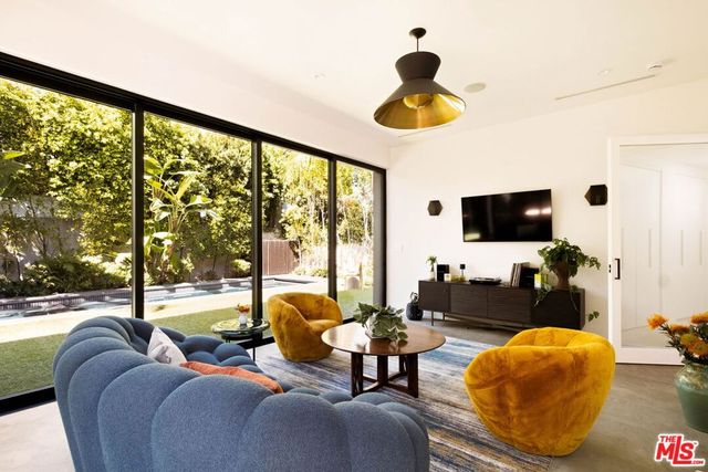 157 S Lucerne Boulevard, Los Angeles, CA 90004