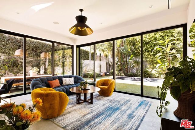 157 S Lucerne Boulevard, Los Angeles, CA 90004