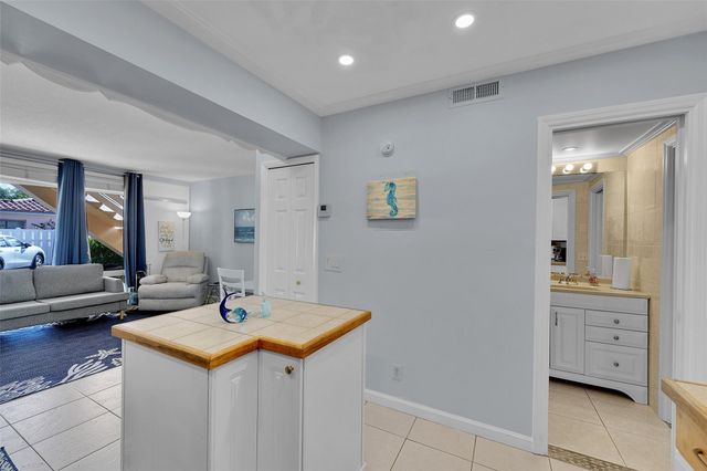 4627 Bougainvilla Dr Apt 1A, Fort Lauderdale, FL 33308