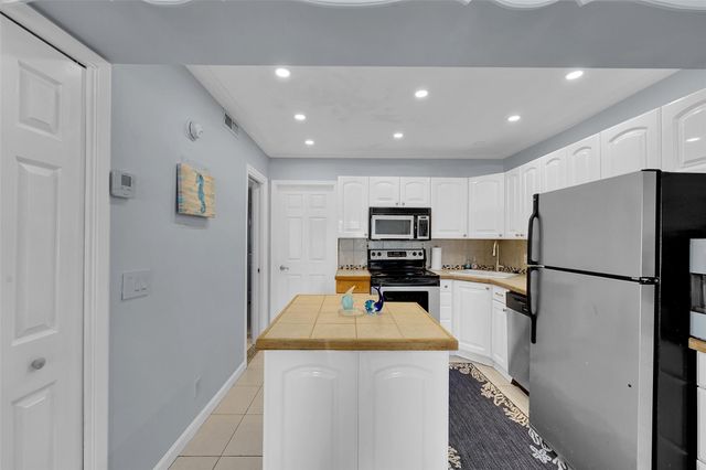 4627 Bougainvilla Dr Apt 1A, Fort Lauderdale, FL 33308