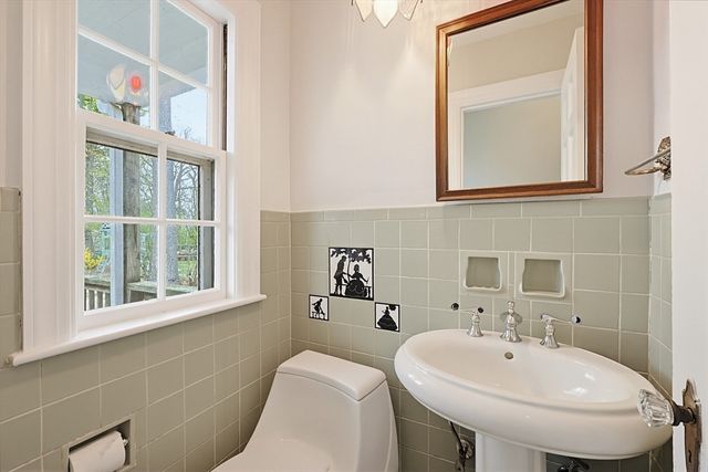 155 Bond St, Norwood, MA 02062