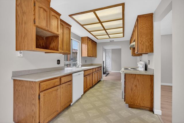 7998 Caceres Way, Sacramento, CA 95823