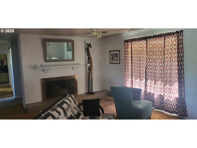 522 Se HILLSIDE Dr, Roseburg, OR 97470