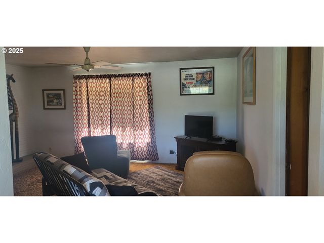 522 Se HILLSIDE Dr, Roseburg, OR 97470