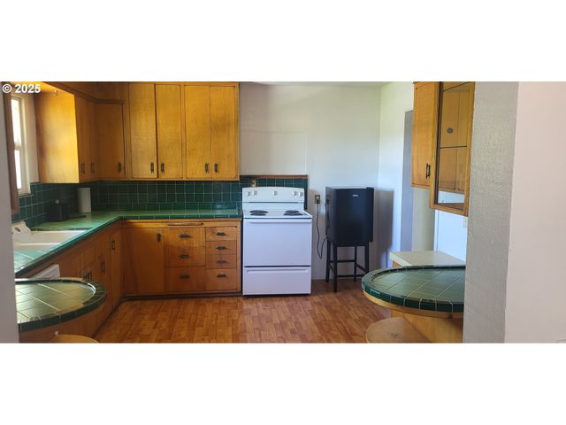 522 Se HILLSIDE Dr, Roseburg, OR 97470