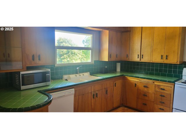 522 Se HILLSIDE Dr, Roseburg, OR 97470