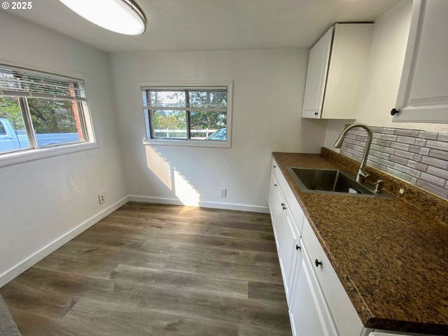 522 Se HILLSIDE Dr, Roseburg, OR 97470