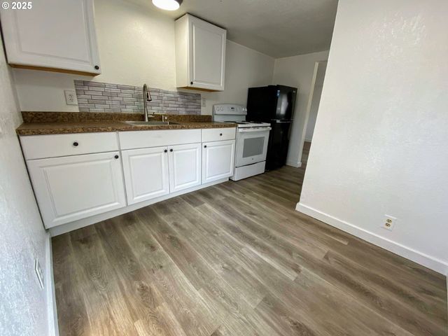 522 Se HILLSIDE Dr, Roseburg, OR 97470