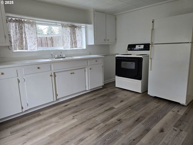 522 Se HILLSIDE Dr, Roseburg, OR 97470