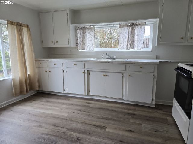 522 Se HILLSIDE Dr, Roseburg, OR 97470