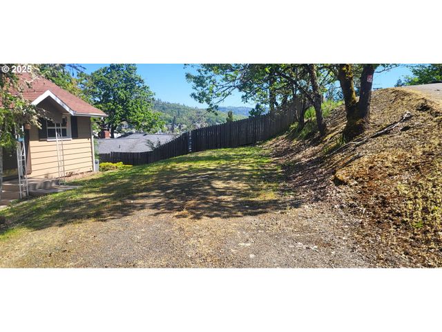 522 Se HILLSIDE Dr, Roseburg, OR 97470