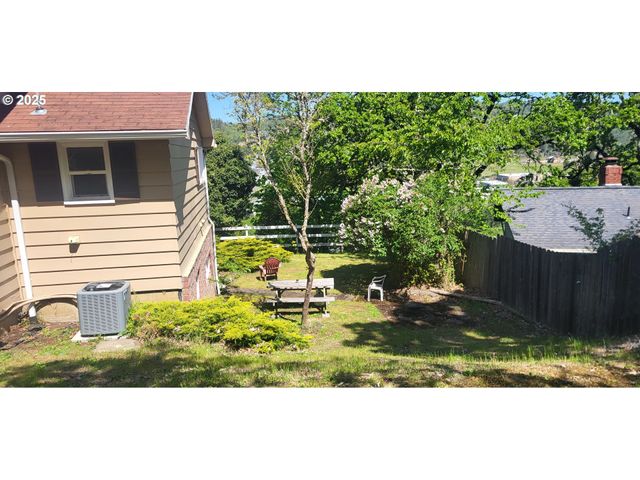 522 Se HILLSIDE Dr, Roseburg, OR 97470