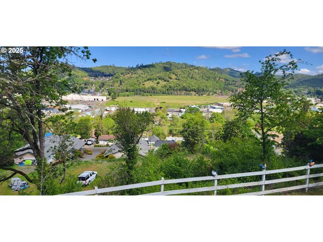 522 Se HILLSIDE Dr, Roseburg, OR 97470