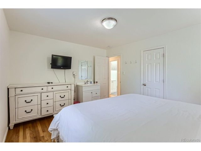 1525 S Bellaire St, Denver, CO 80222