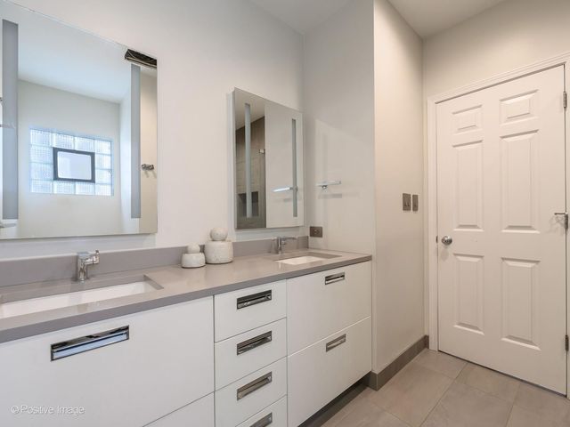 910 N WASHTENAW Avenue 1, Chicago, IL 60622