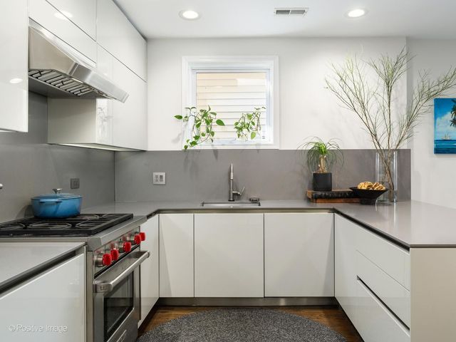 910 N WASHTENAW Avenue 1, Chicago, IL 60622