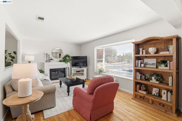 320 Appian Way, Union City, CA 94587