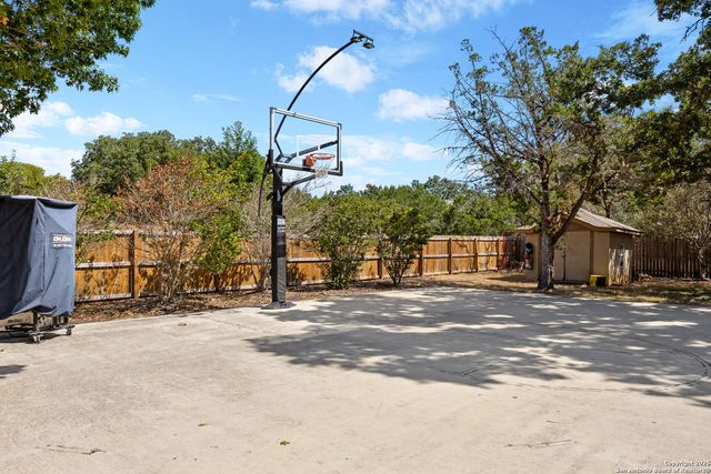 8609 Cavalry Dr, Fair Oaks Ranch, TX 78015