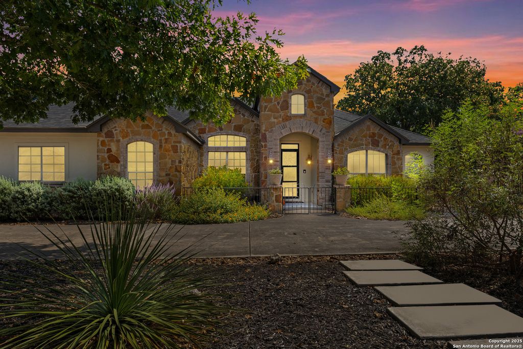 8609 Cavalry Dr, Fair Oaks Ranch, TX 78015