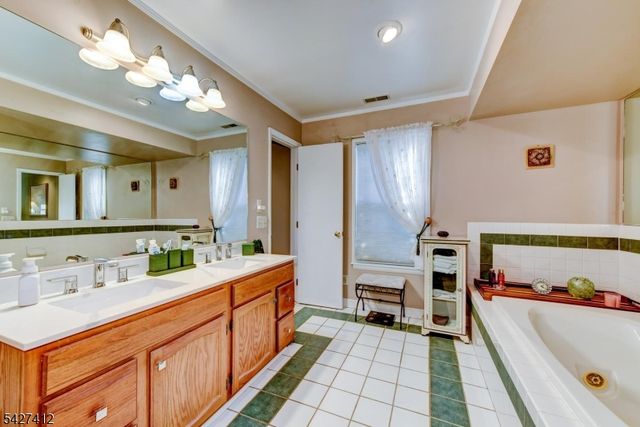 50 Beacon Hill Rd H, West Milford Twp., NJ 07480