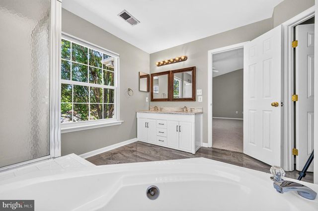 6853 HOLLOW GLEN CT, Gainesville, VA 20155
