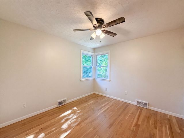 17 Vineyard St, Worcester, MA 01603