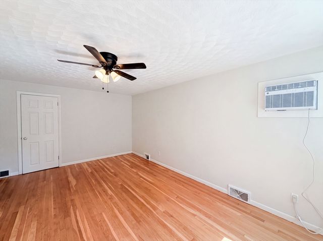 17 Vineyard St, Worcester, MA 01603