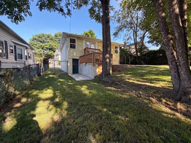17 Vineyard St, Worcester, MA 01603