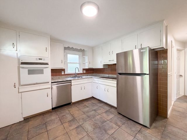 17 Vineyard St, Worcester, MA 01603