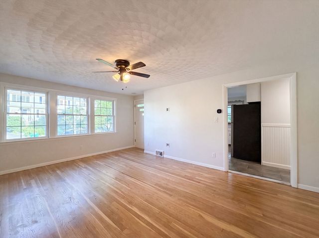 17 Vineyard St, Worcester, MA 01603