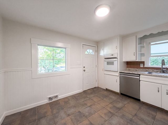 17 Vineyard St, Worcester, MA 01603