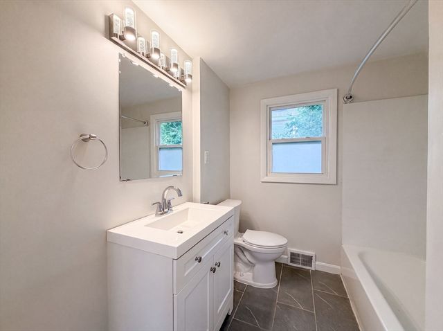 17 Vineyard St, Worcester, MA 01603