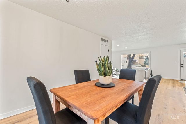 1715 S 10th Ave, Caldwell, ID 83605