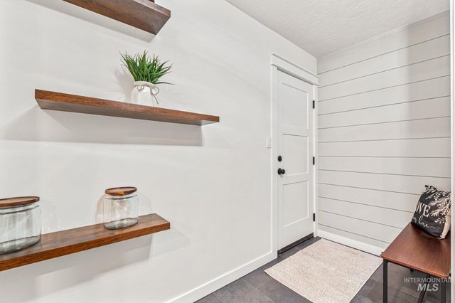 1715 S 10th Ave, Caldwell, ID 83605