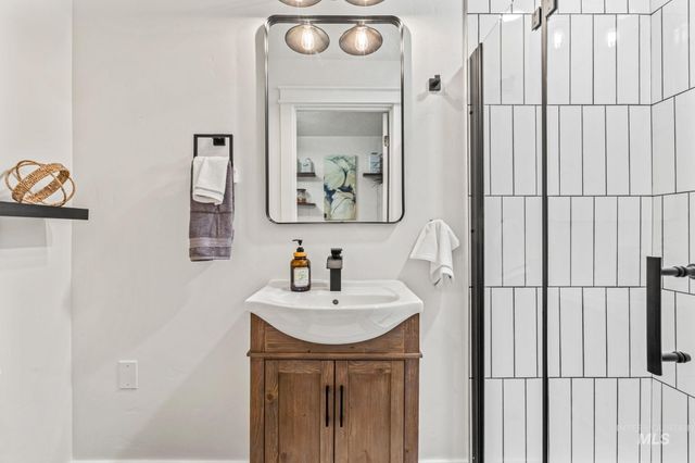 1715 S 10th Ave, Caldwell, ID 83605