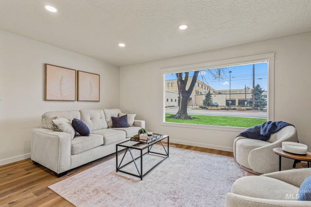 1715 S 10th Ave, Caldwell, ID 83605