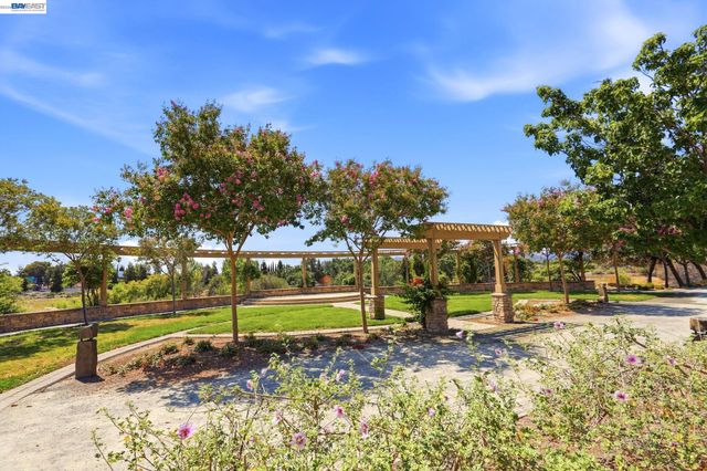 3943 Summit Rd, Dublin, CA 94568