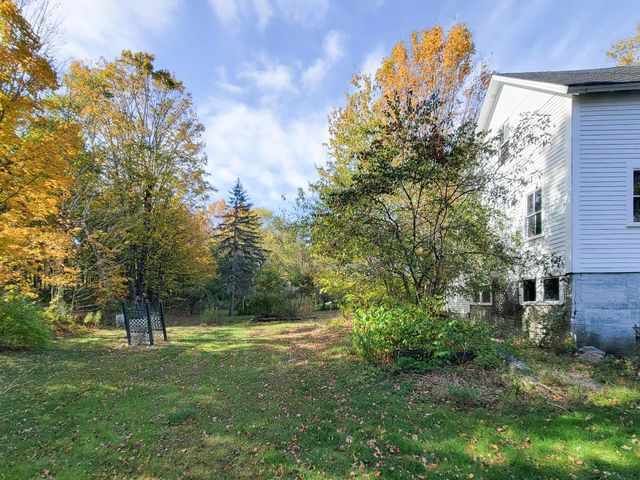 16 Old Manchester Road, Raymond, NH 03077