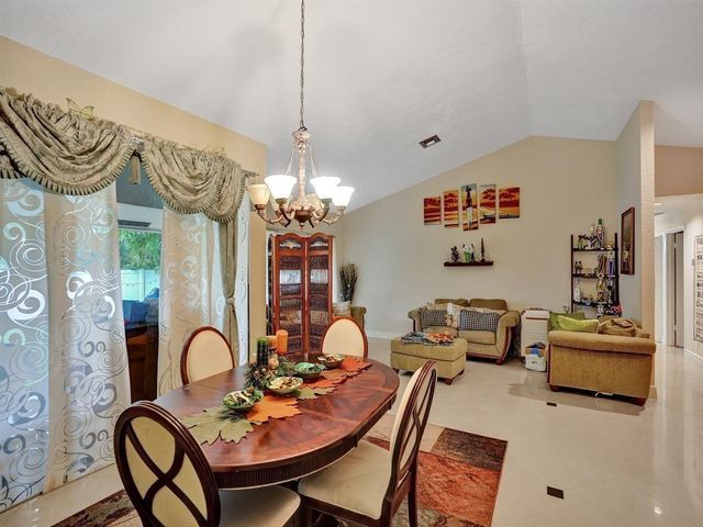 7380 NW 39th St, Lauderhill, FL 33319